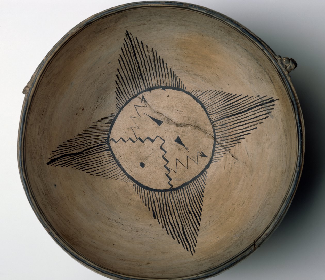 Cuenco ritual del Pueblo Cochiti con sol, pájaros, nubes, relámpagos y lluvia, c.1890 de American School
