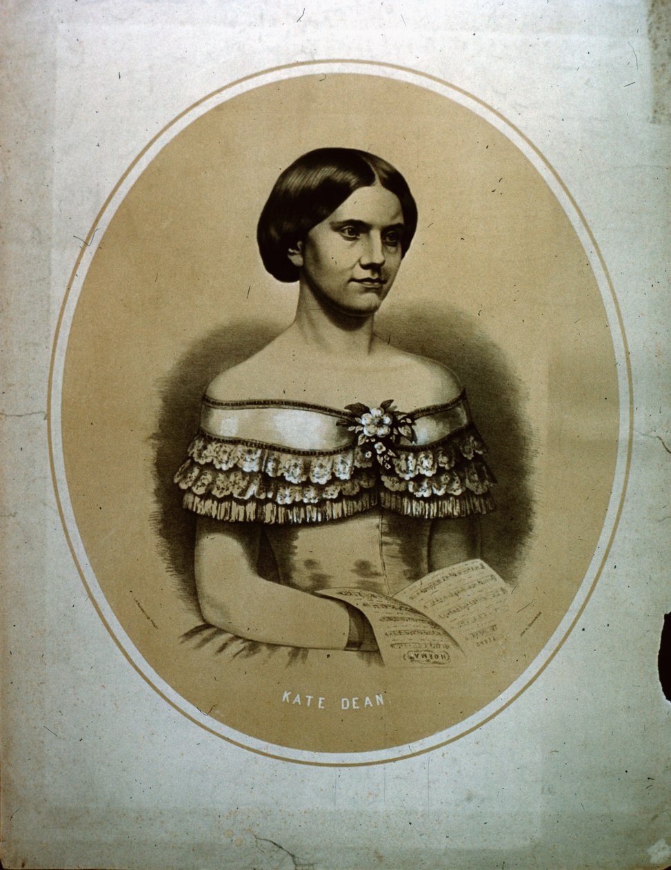 Kate Dean con el libro de canciones Norma de American School