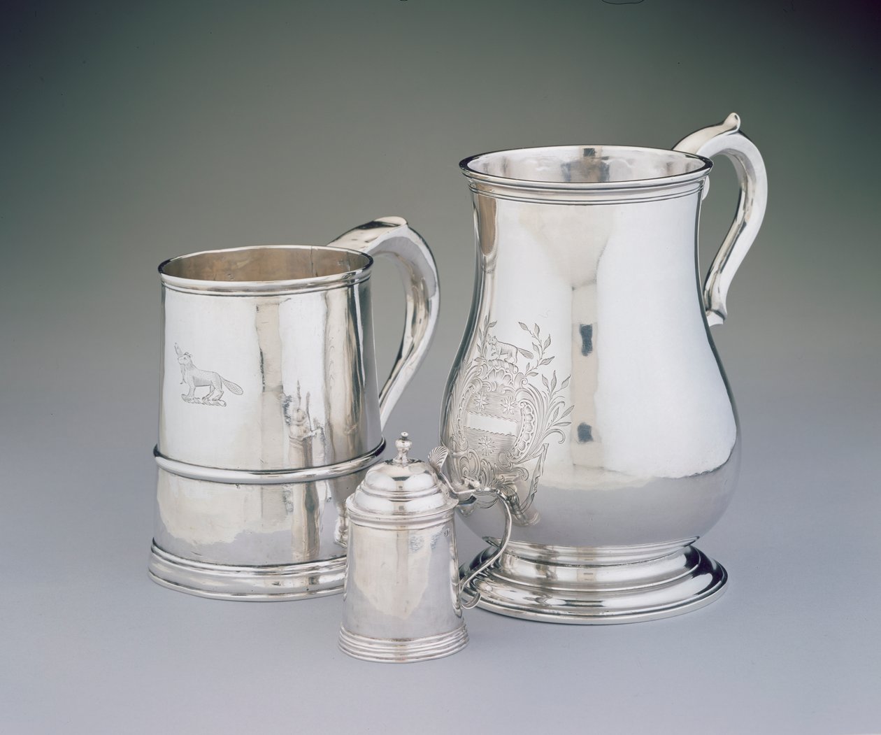 De izquierda a derecha: Jarra, 1725-35 por John Burt, mini tanque, c.1757 por Samuel Edwards y jarra, c.1760 por Benjamin Burt de Boston, Massachusetts de American School
