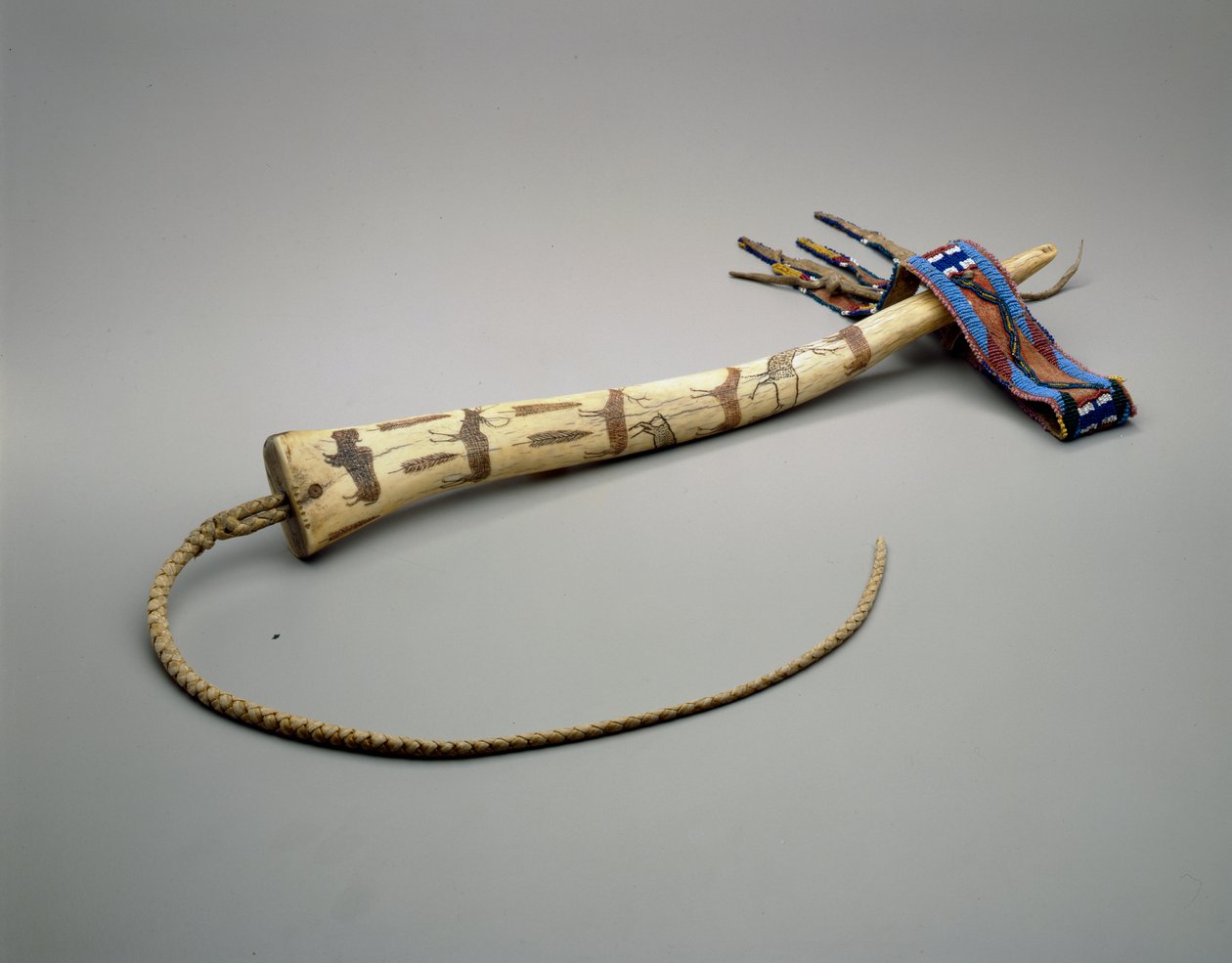 Fusta, asta de alce grabada, Nación Osage, c.1875 de American School