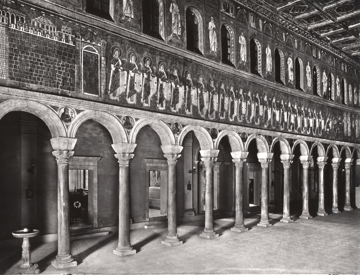 Vista interior de la nave con mosaicos que representan la Procesión de las Vírgenes Mártires de Byzantine School