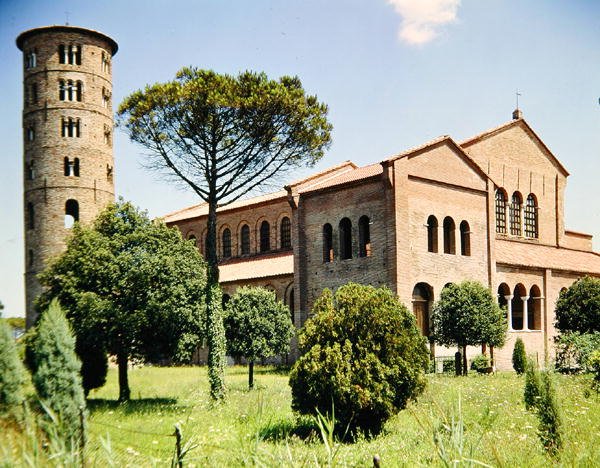 Vista de la iglesia y el campanario de Byzantine School