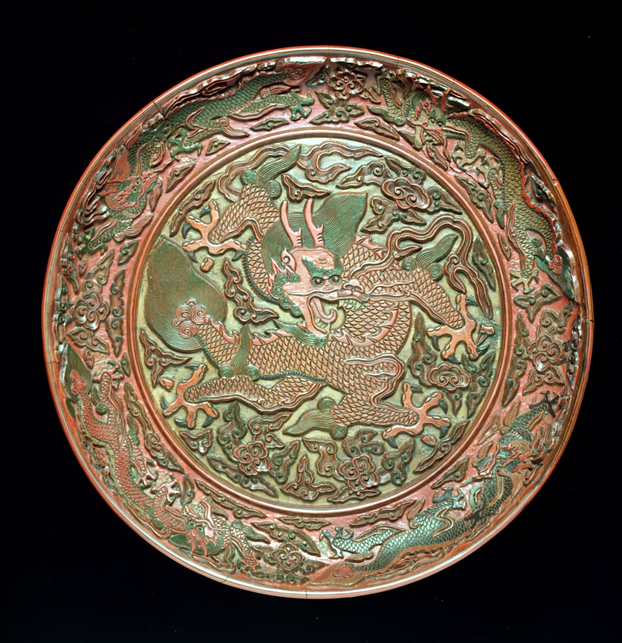 Plato circular decorado con nueve dragones, dinastía Ming 1403-1644, período Jianjing 1522-66 de Chinese School