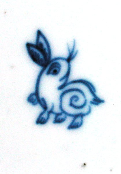Marca de liebre de una jarra azul y blanca pintada con un niño tomando un baño, otros jugando en caballito de juguete y otros con una liebre, Wanli o Chongzheng, 1600-30 (detalle) de Chinese School