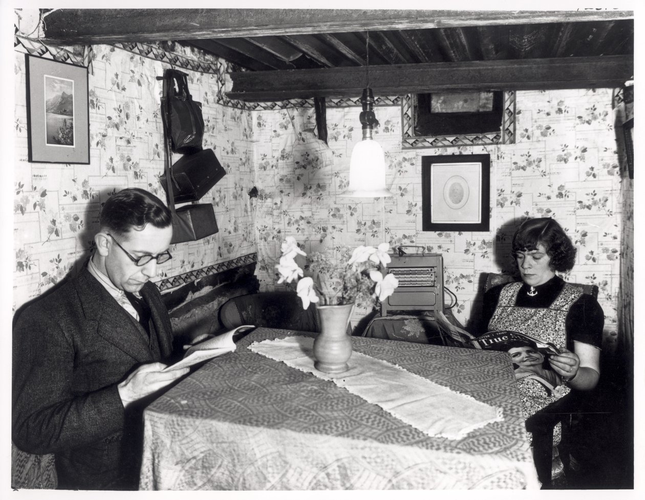 Una pareja en un refugio antiaéreo, 11 Cardigan Avenue, Leeds, 15 de octubre de 1940 de English Photographer