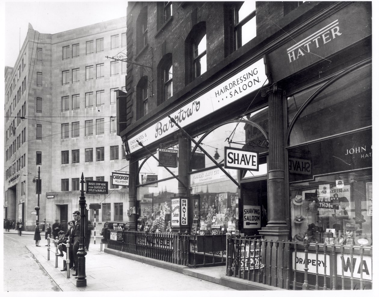 Barbería Barstows en Wellington Street, Leeds, 1939 de English Photographer