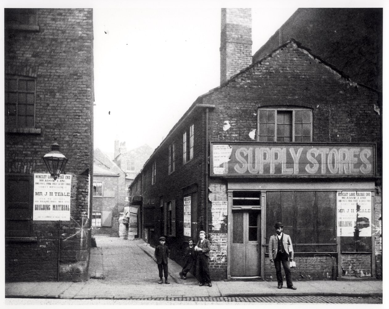 Entrada a Eagle and Child Yard, Hunslet, Leeds, 1896 de English Photographer