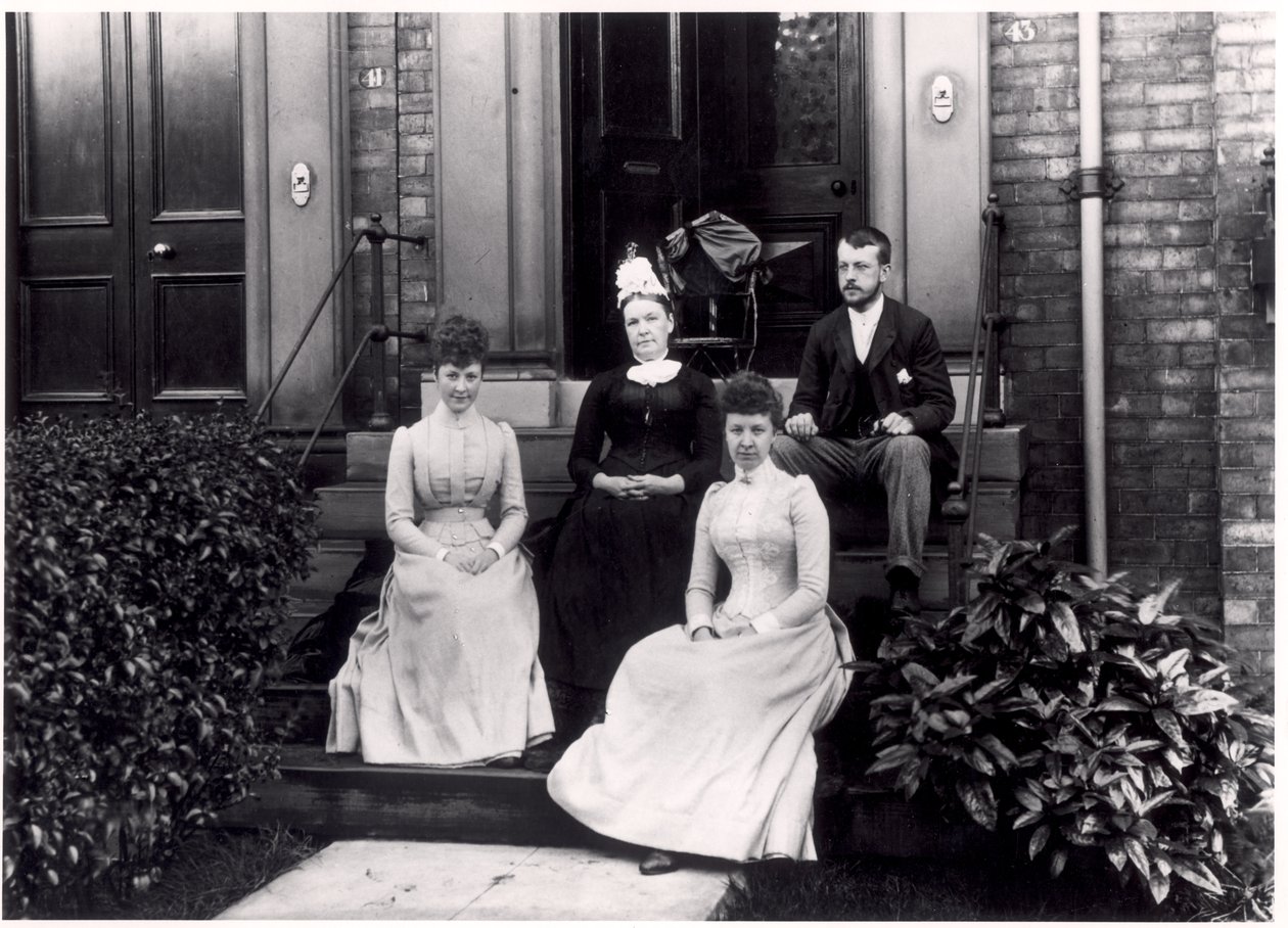 Grupo familiar en los escalones de 43 Reginald Terrace, Leeds, c.1889 de English Photographer