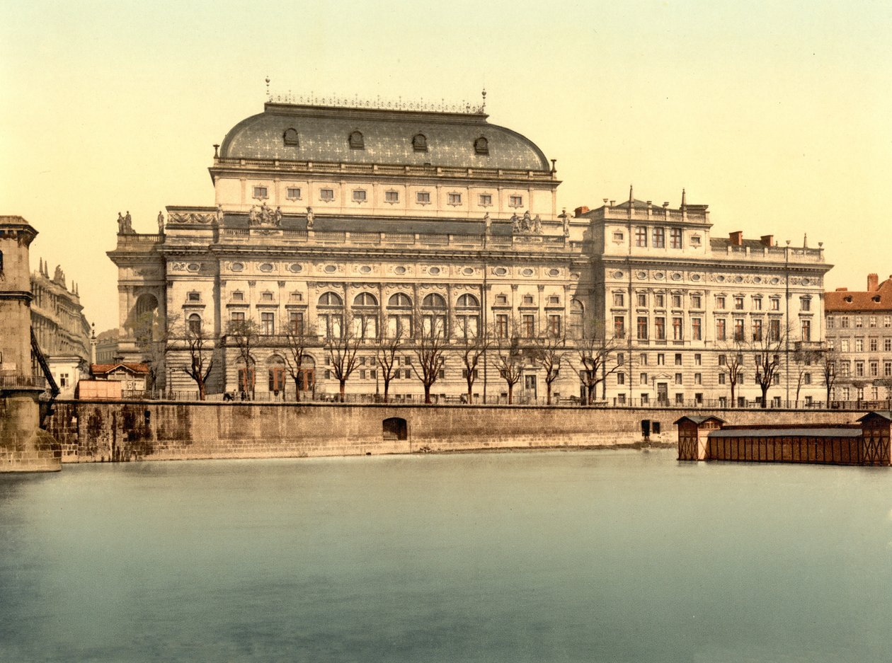Teatro Nacional en Praga, pub. c.1890 - 1900 de English Photographer
