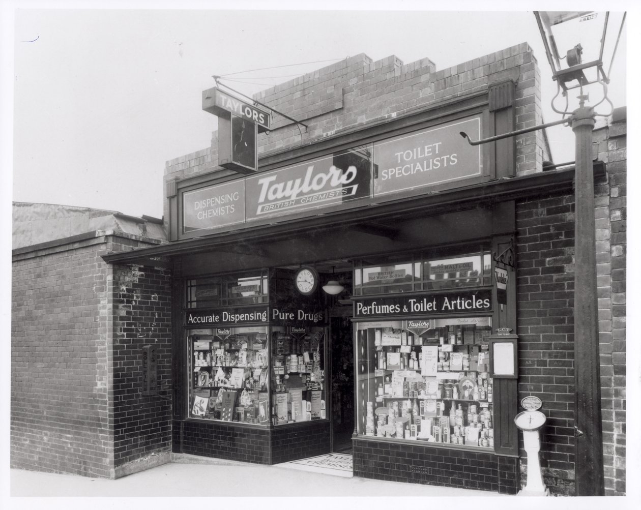 Farmacia Taylors, Burley Road, Leeds, 20 de abril de 1936 de English Photographer