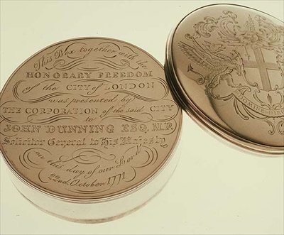 Gran Caja de Libertad presentando la Libertad Honoraria de la ciudad de Londres a John Dunning Esq., MP, el 22 de octubre de 1771 de English School