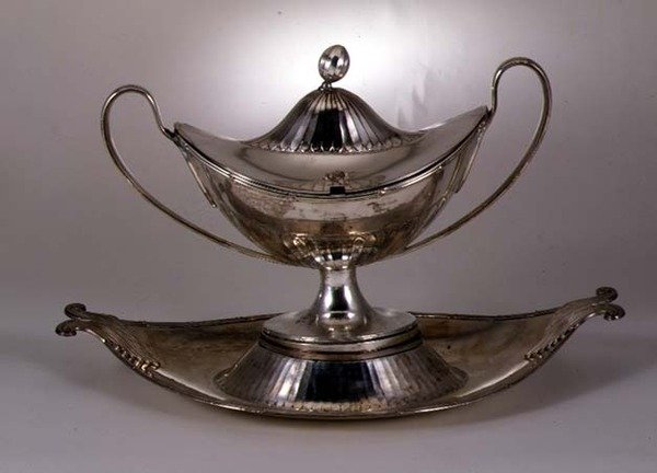 Salsera, grabada con las armas de Sir John Bludgen, c.1780 de English School