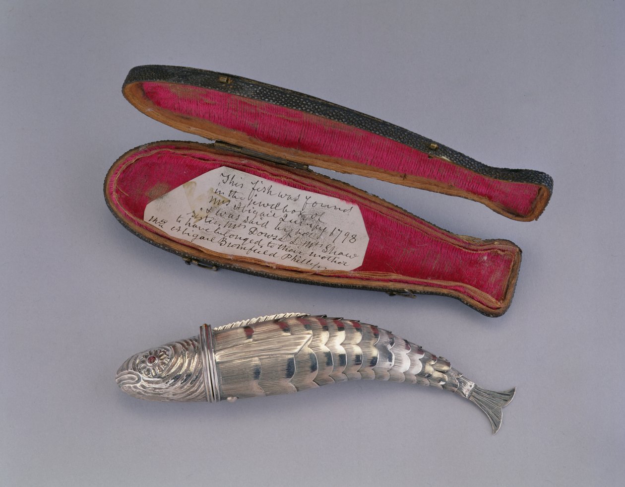 Kit de costura en forma de pez, 1765-90 de English School