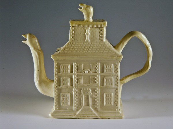 Tetera blanca en forma de casa, c.1750 de English School