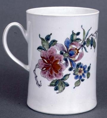 Jarra de Worcester de forma cilíndrica decorada con un ramo de prunus estilizado en paleta famille rose, c.1750-55 de English School
