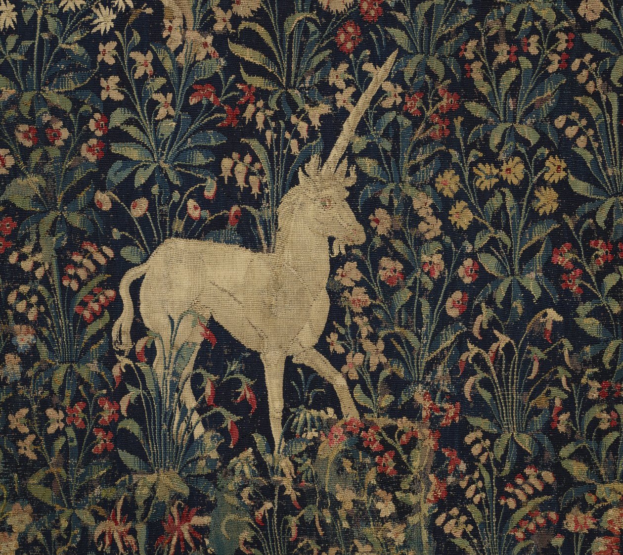 Tapiz alegórico Millefleurs con animales, 1530-45 de Flemish School