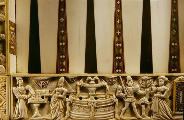 Borde de un tablero de backgammon que representa jugadores de ajedrez y amantes, 1415 de French School