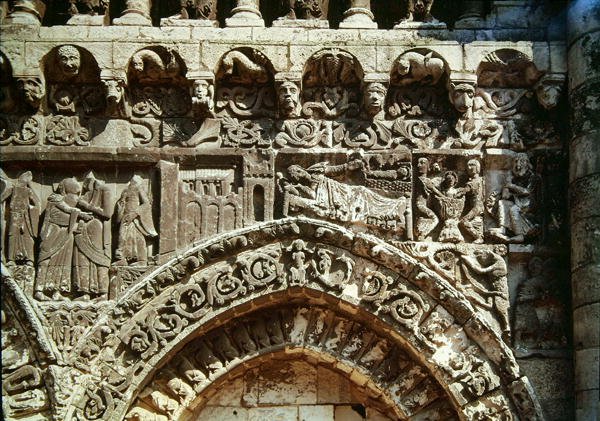 (detalle) de la fachada oeste que representa la Visitación, la Natividad y el Baño de Jesús de French School