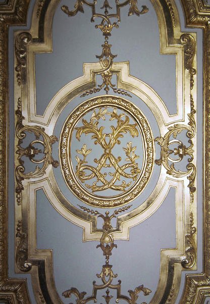Monograma entrelazado de Luis XIV del interior de la persiana del dormitorio del rey, c.1701 de French School