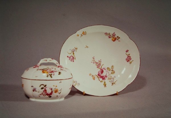 Mennecy-Zuckerdose mit ihrem vierblättrigen Untersetzer, dekoriert mit einem mehrfarbigen Blumendesign von French School