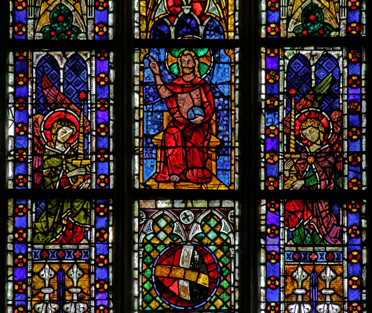 Vidriera que representa a Cristo con dos ángeles y velas de French School