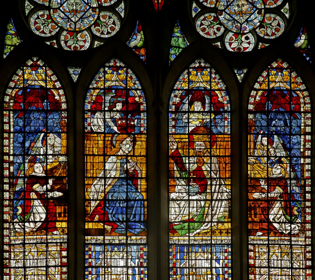 Ventana que representa la Coronación de la Virgen de French School