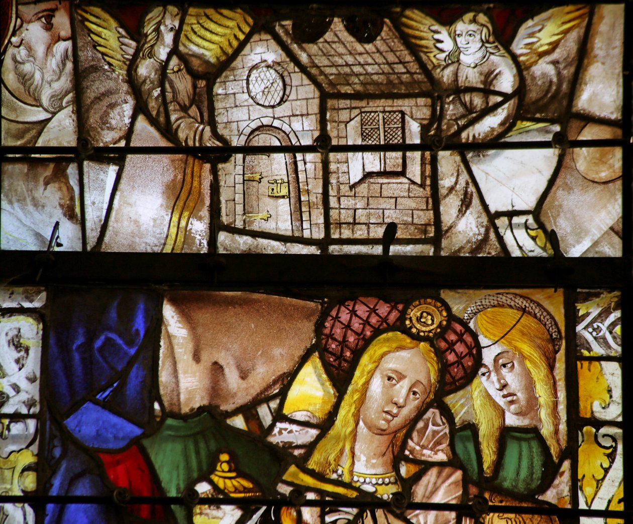 Vidriera que representa a María Magdalena (fragmentaria) y La Maison de Lorette transportada por Ángeles de French School