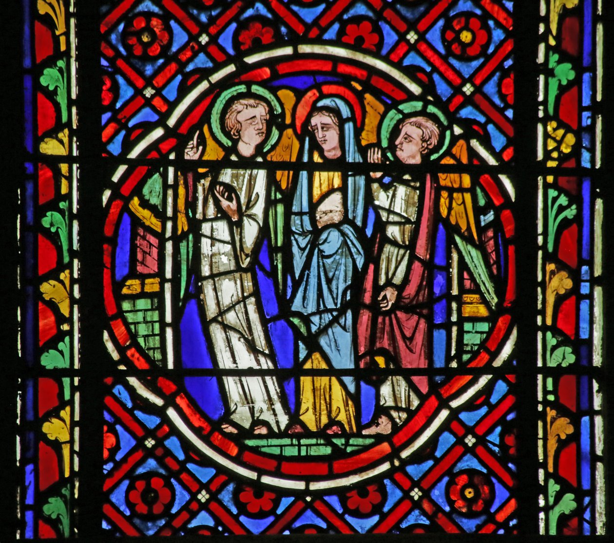 Vidriera que representa una escena de la vida de San Bonnet: la Virgen diciendo a los ángeles acompañantes que desea escuchar la misa celebrada en la iglesia de San Bonnet de French School