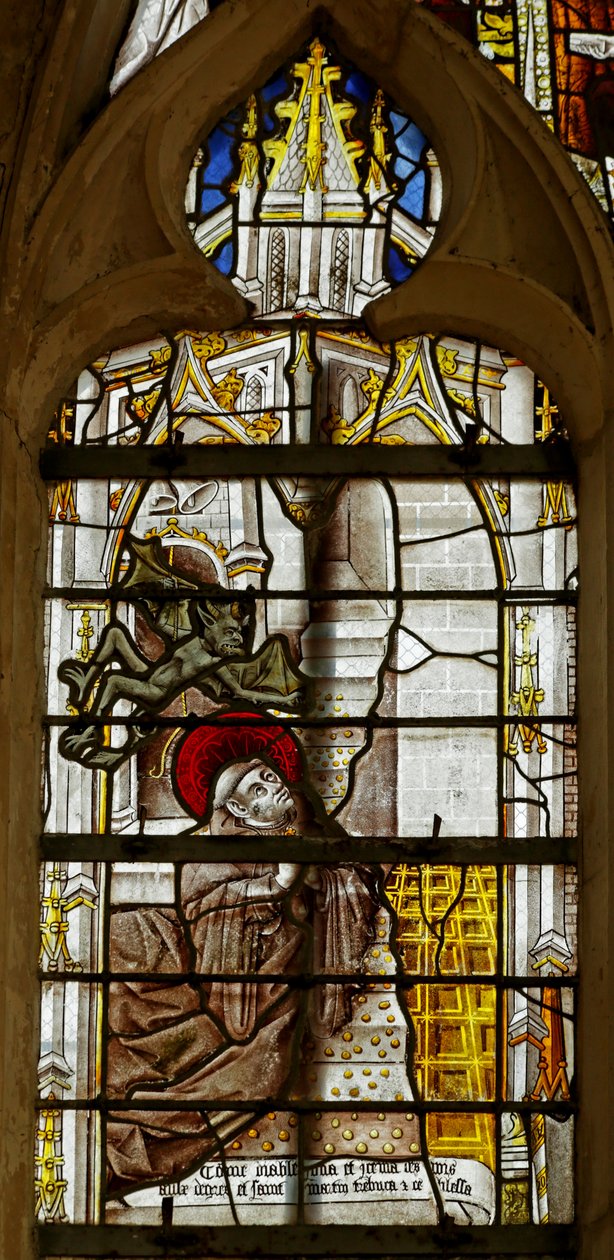 Ventana que representa a San Martín cayendo por las escaleras, gracias a un demonio de French School