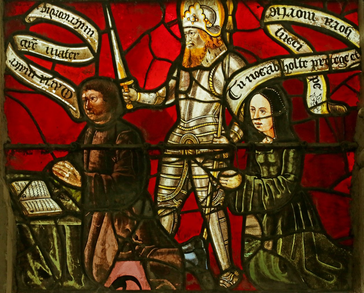 Vidriera que representa dos paneles reubicados con donantes y los santos Santiago y Jorge de French School