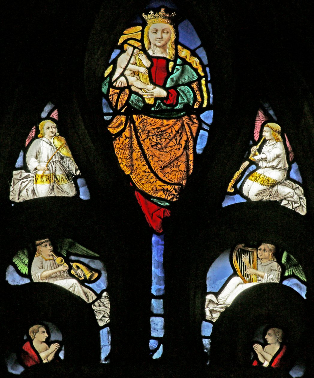 Vidriera que representa a la Virgen y el Niño con el Niño Jesús llevando la Cruz, Ángeles Músicos con Instrumentos inusuales de French School