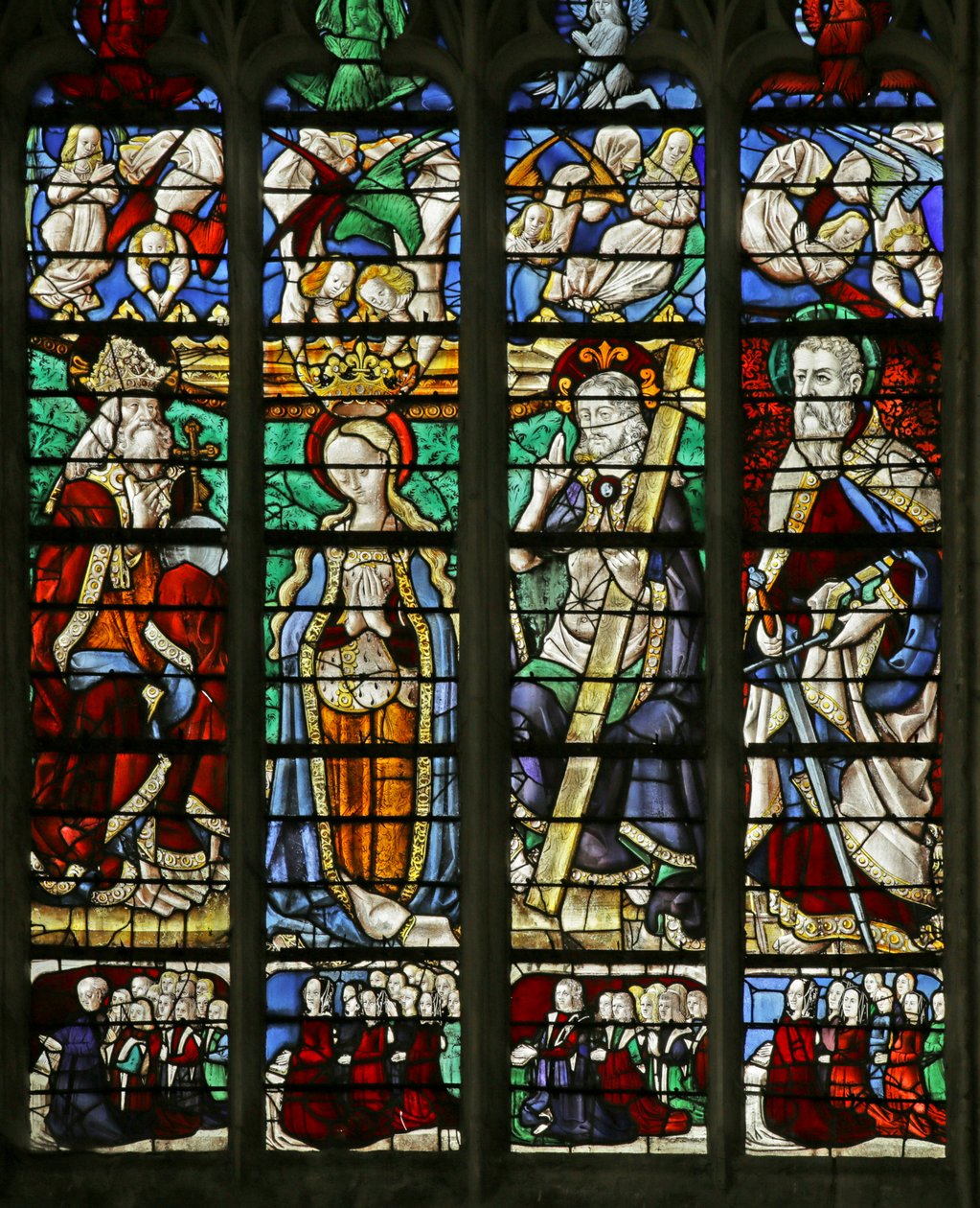 Vidriera que representa la Coronación de la Virgen con San Pablo y las familias de los donantes, 1460-70 de French School