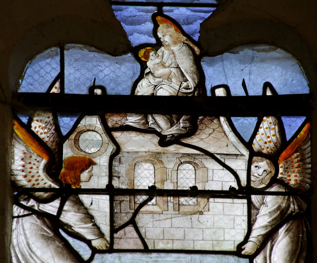 Vidriera que representa la Leyenda de Nuestra Señora de Loreto: la Casa de la Virgen es transportada milagrosamente por Ángeles de French School