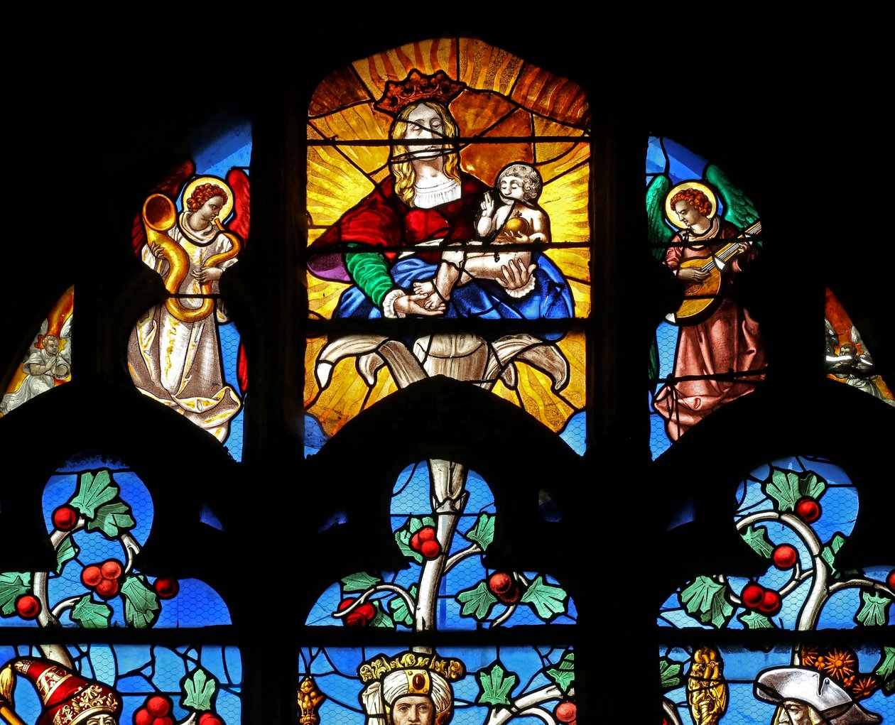 Ventana que representa el Árbol de Jesé: la Virgen María (mayormente moderna) con ángeles musicales con serpiente y laúd de French School