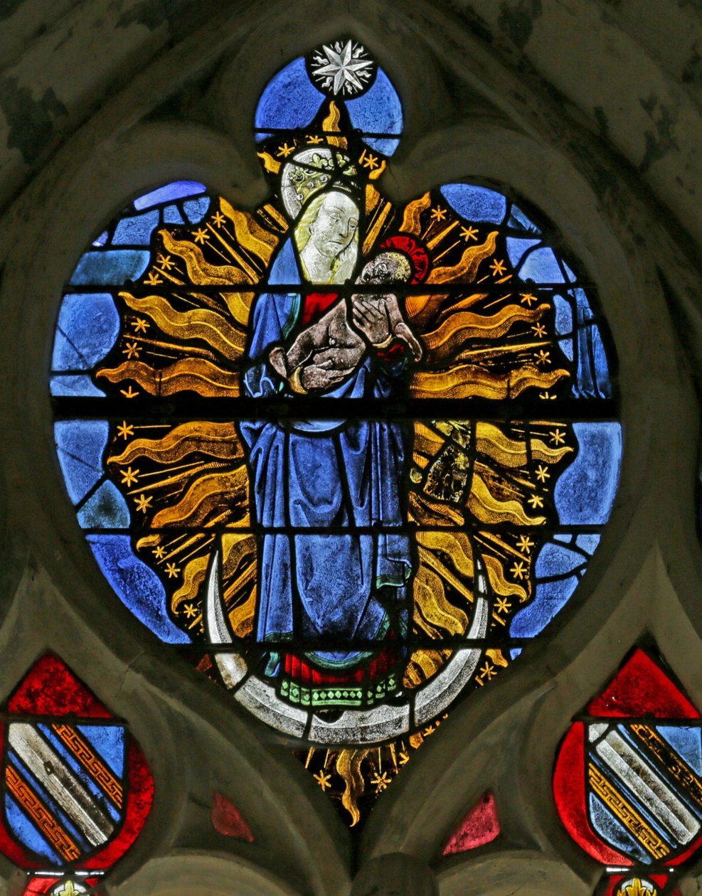 Vidriera que representa a la Mujer Vestida de Sol y con la Luna bajo sus pies del Libro de la Revelación de San Juan de French School