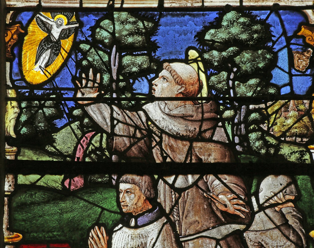 Vidriera que representa al donante con San Francisco recibiendo los Estigmas de French School