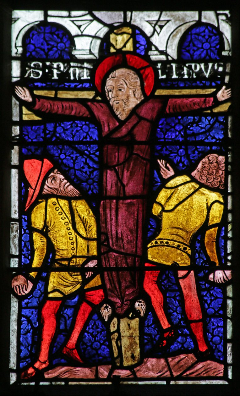 Ventana que representa la lapidación de San Felipe en una cruz de French School