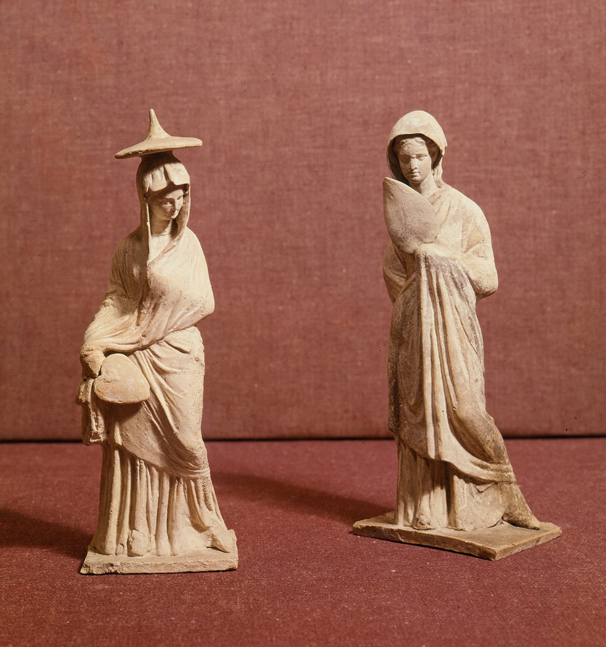Dos estatuas de mujeres de pie, de Tanagra, c.350 a.C. de Greek School