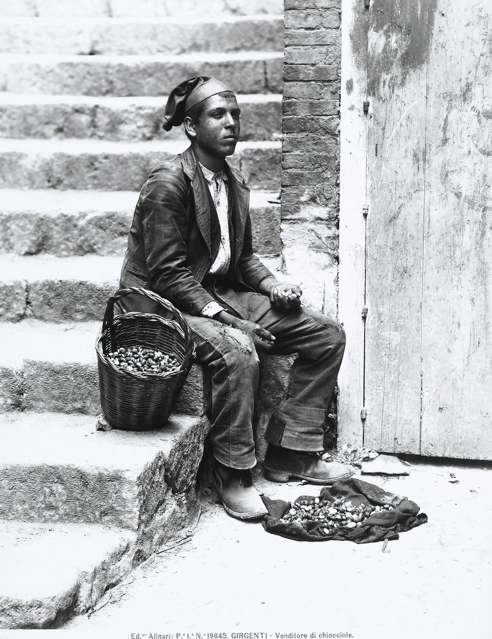 Vendedor de caracoles de mar en traje tradicional, en Girgenti, c.1920 de Italian Photographer