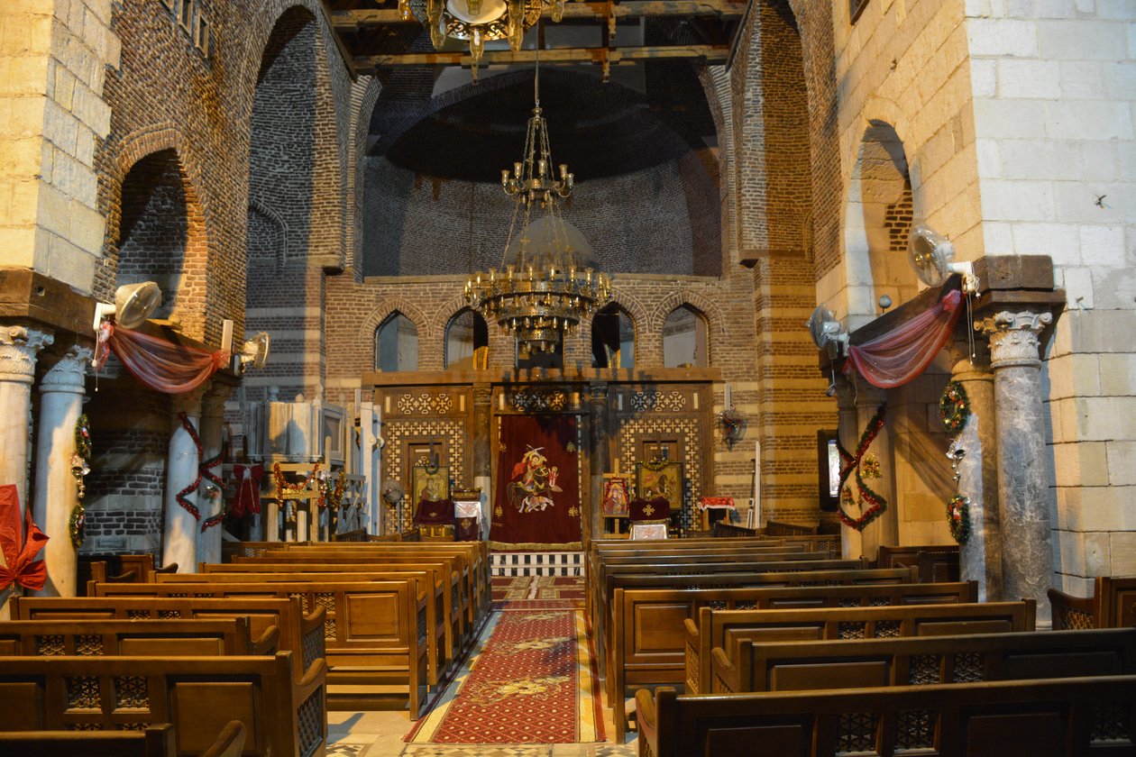 Interior de la iglesia de San Mercurio en Abu Sefein, en el Cairo Antiguo, una histórica iglesia copta ortodoxa con iconos y un iconostasio de madera. de Albert Mansour