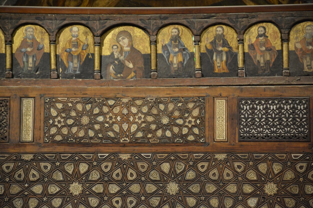 Interior de la iglesia de San Mercurio en Abu Sefein, en el Cairo Antiguo; iconostasio de madera de Albert Mansour