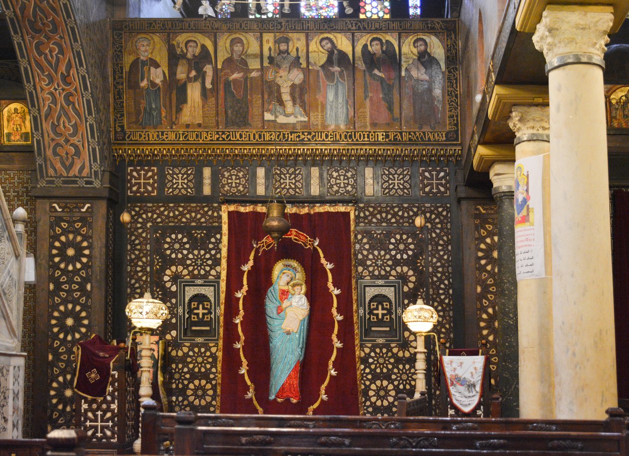 Interior de la Iglesia Colgante en el Cairo Antiguo, una histórica iglesia copta ortodoxa con iconos y un iconostasio de madera de Albert Mansour