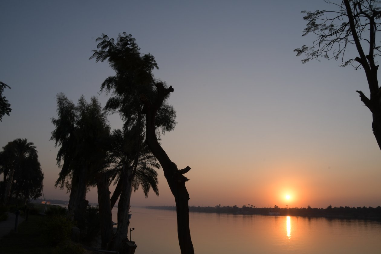 Reflejos del atardecer dorado en un río tranquilo de Albert Mansour