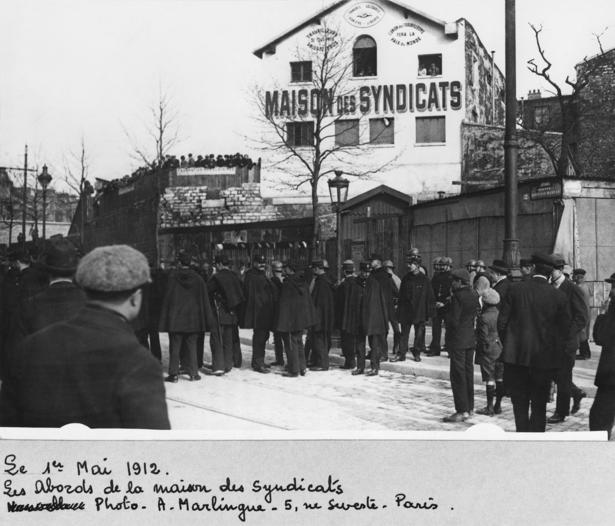 Los alrededores de la Maison des Syndicats, París, 1 de mayo de 1912 de A. Marlingue