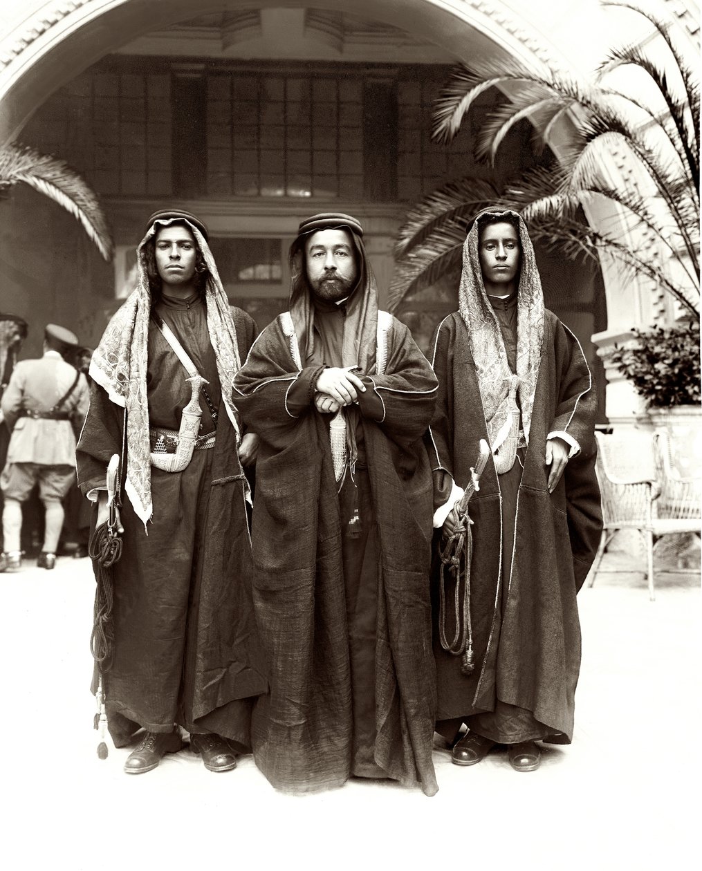 Sherif Abdullah (centro) con Sheikh Jwayber el-Otaiby (derecha) de la tribu Otaibeh, 1921 de A. Reid