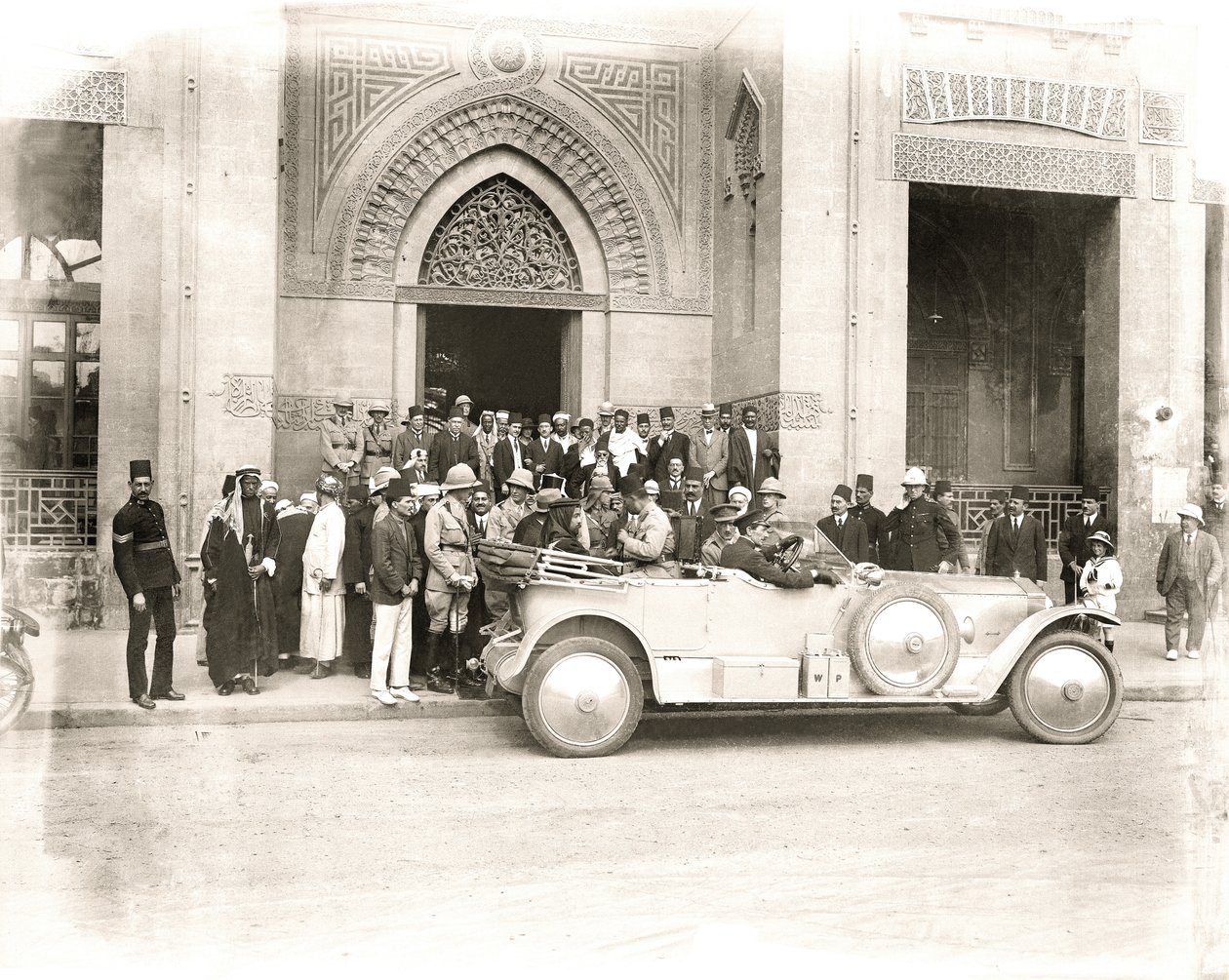 Sherif Abdullah llega a la Mezquita Rifai, El Cairo, principios de 1914 de A. Reid