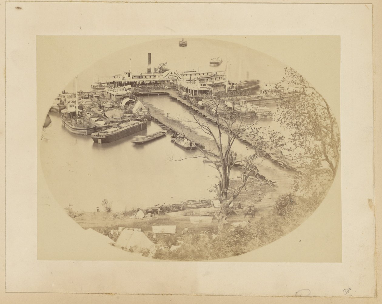 [Muelle Inferior, Belle Plain, Cuerpo de Construcción USMRR.] [Mayo 16,1864]. de A.J. Russell