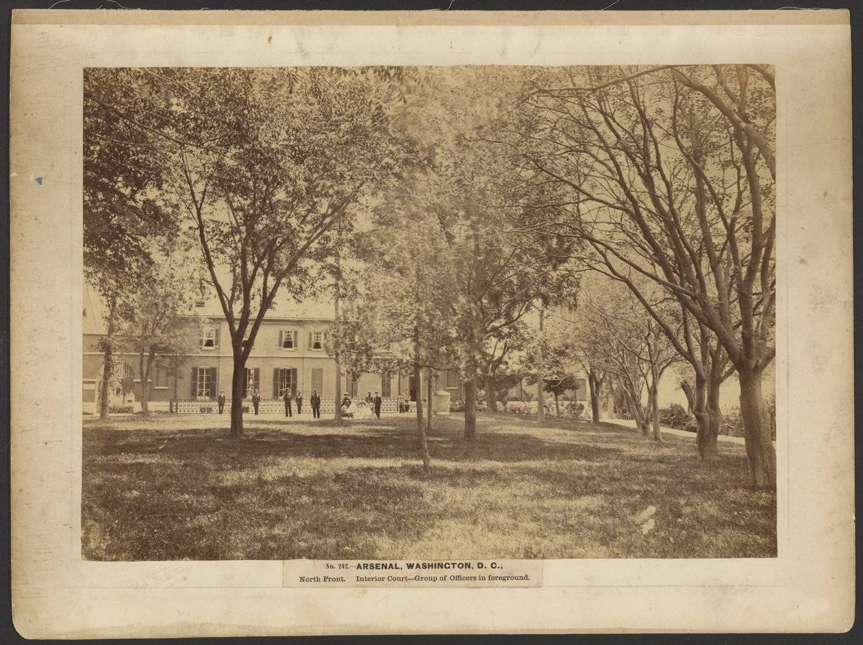 No. 242. Arsenal, Washington, D.C., Frente Norte. Patio interior. Grupo de oficiales en primer plano. de A.J. Russell
