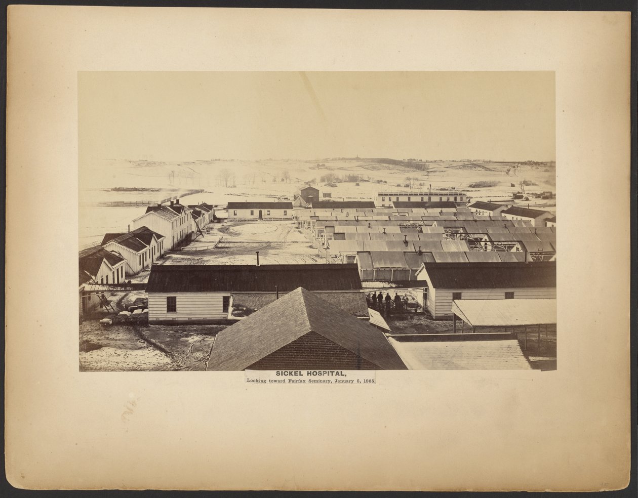Hospital Sickel, mirando hacia el Seminario Fairfax, 5 de enero de 1864. de A.J. Russell