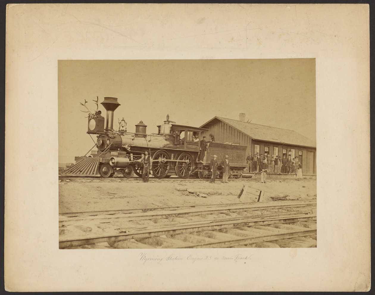 Motor 23 de la estación de Wyoming en la vía principal [Wyoming]. de A.J. Russell